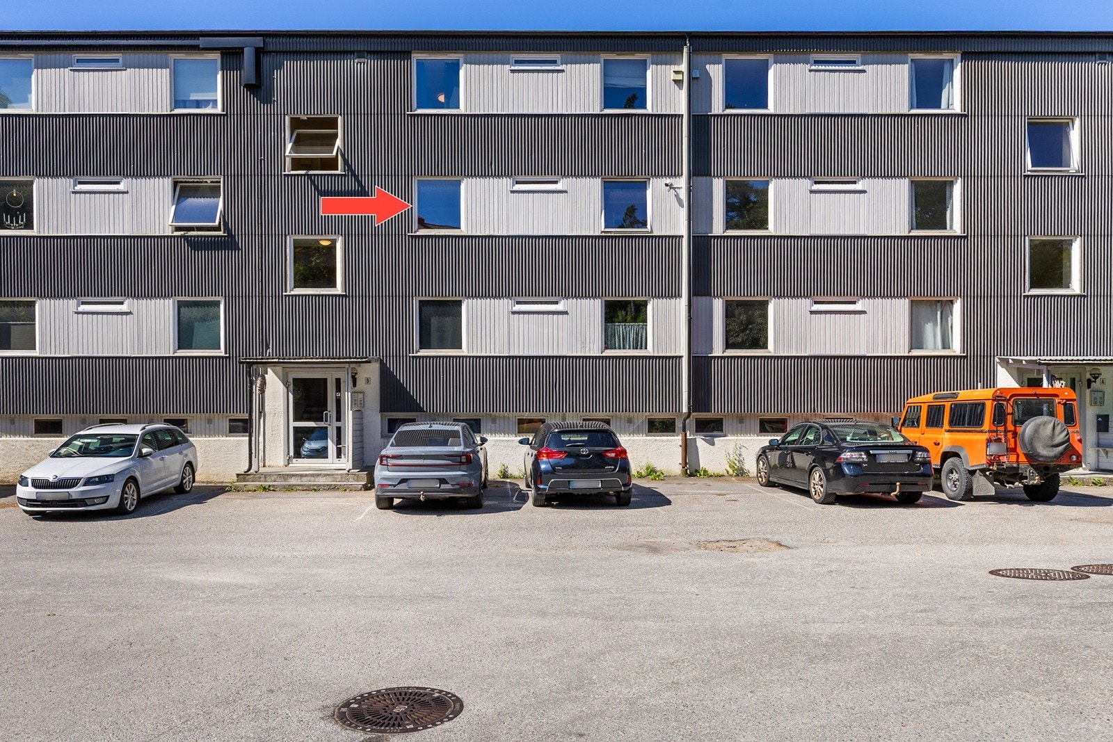 Parkering like utenfor inngangspartiet Galleribilde