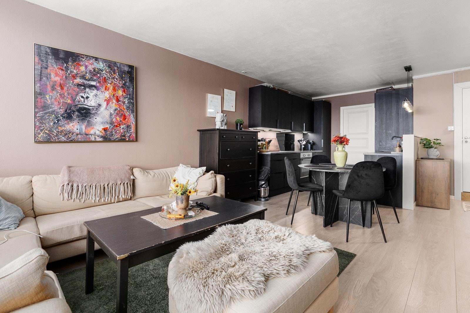 I stuen er det fin plass til både sofa- og spisegruppe Galleribilde