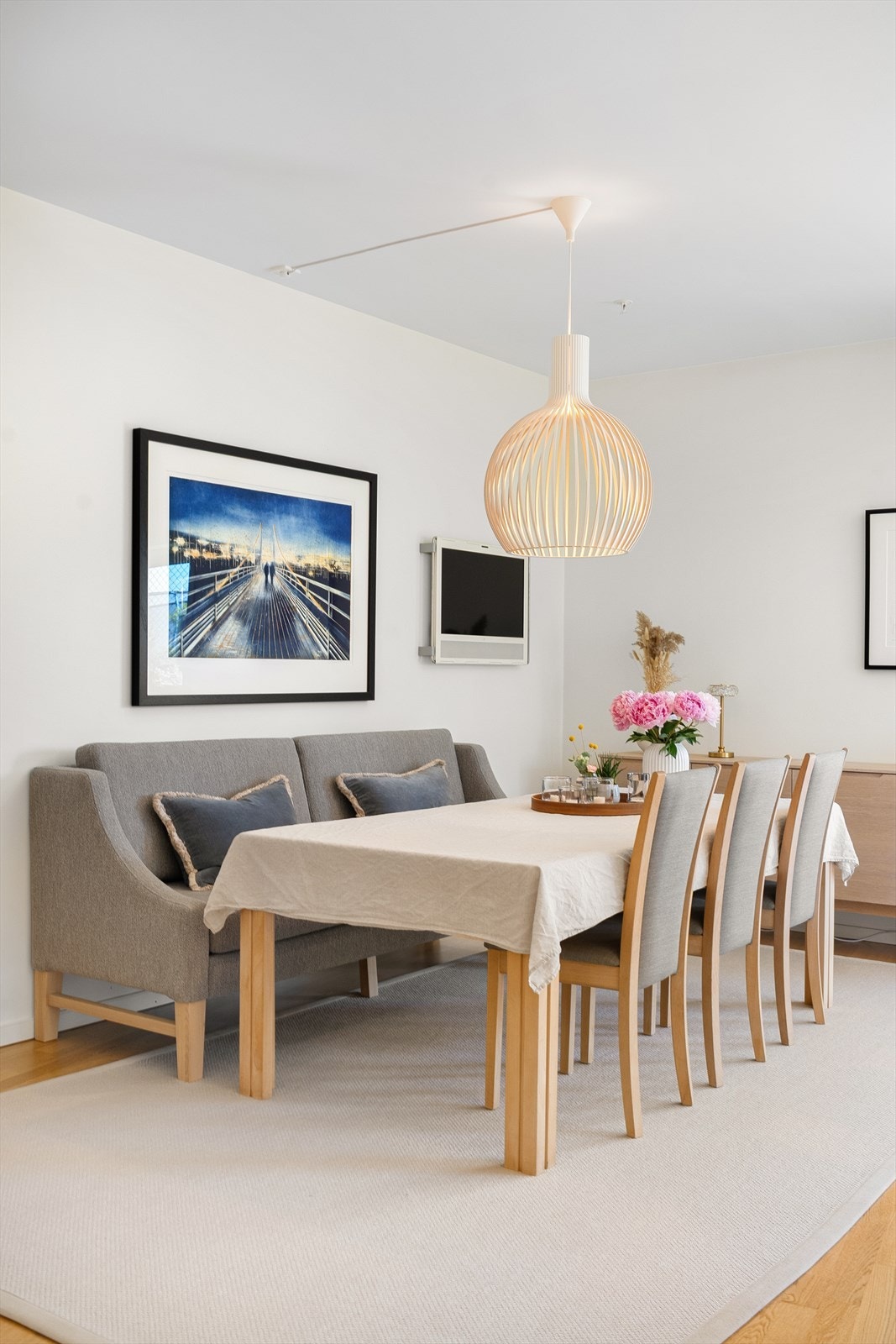 Naturlig plass til spisebord i allrom, der den sosiale løsningen gjør at man enkelt kan underholde middagsgjestene under matlagingen. Galleribilde