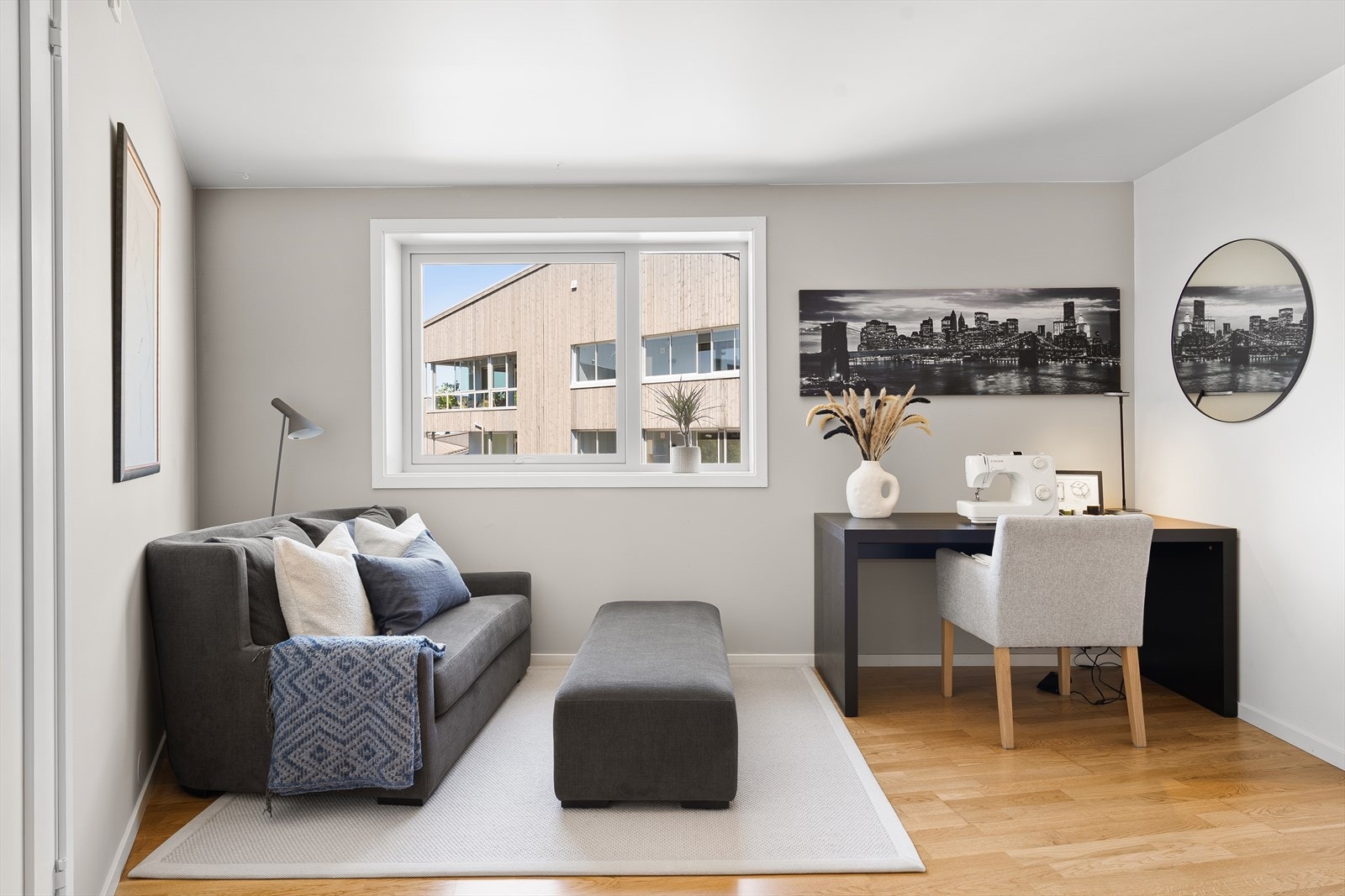 Luftig stue som kan innredes med både sittegruppe og tv-seksjon. Galleribilde
