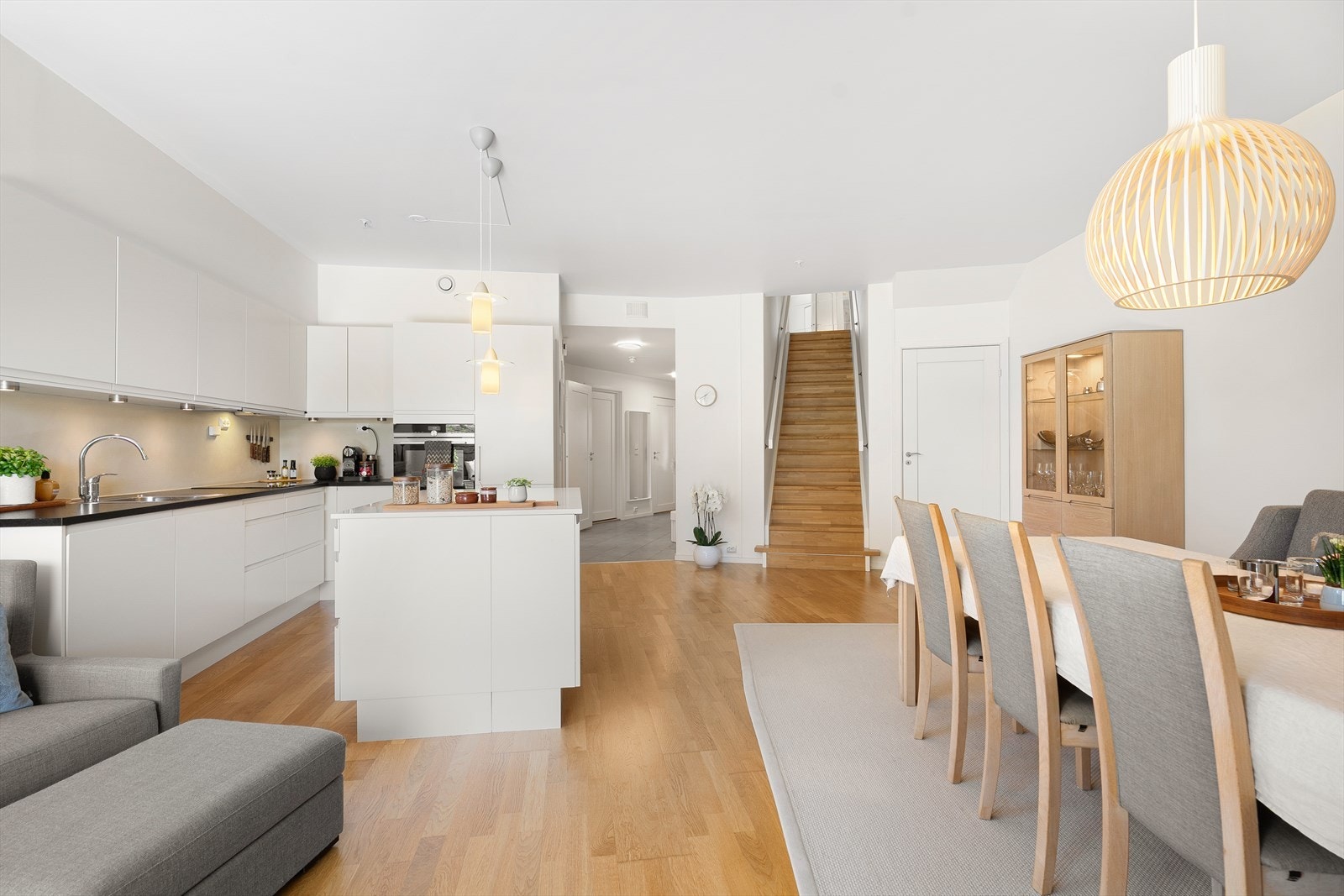 Allrommet er oppvarmet via radiator tilkoblet fjernvarmeanlegget. Galleribilde
