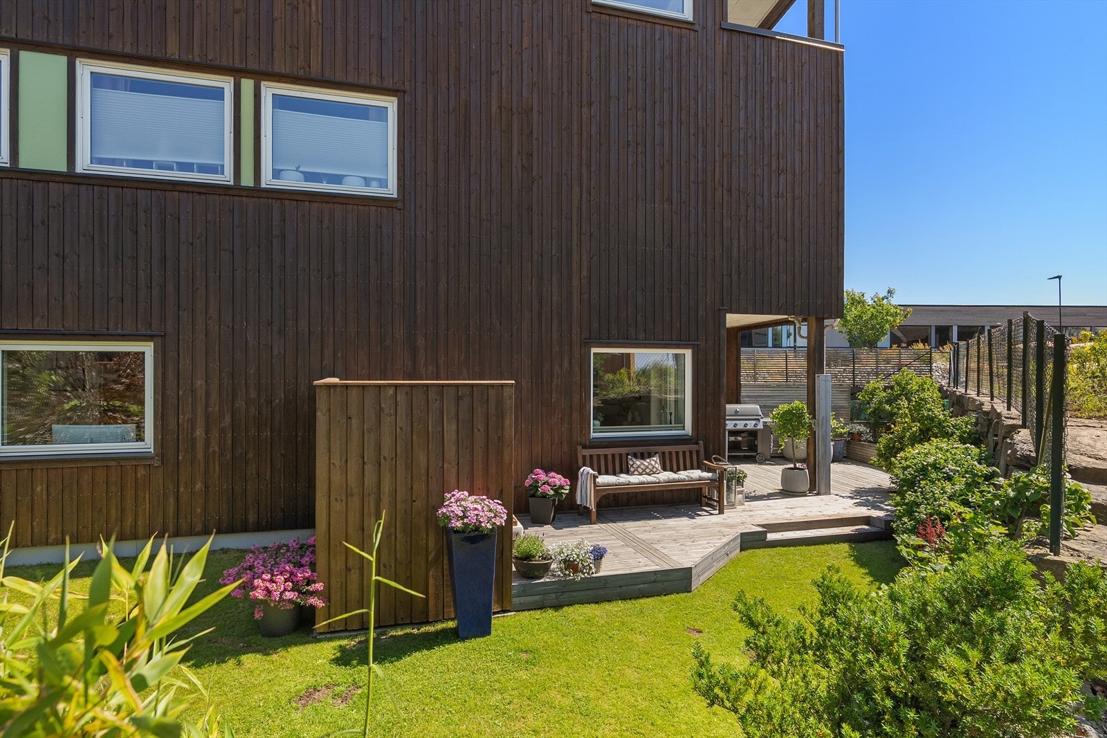 Velkommen til en lekker, moderne 6-roms selveierleilighet over tre plan med god planløsning, funksjonelle løsninger og et stilfullt uttrykk. Galleribilde