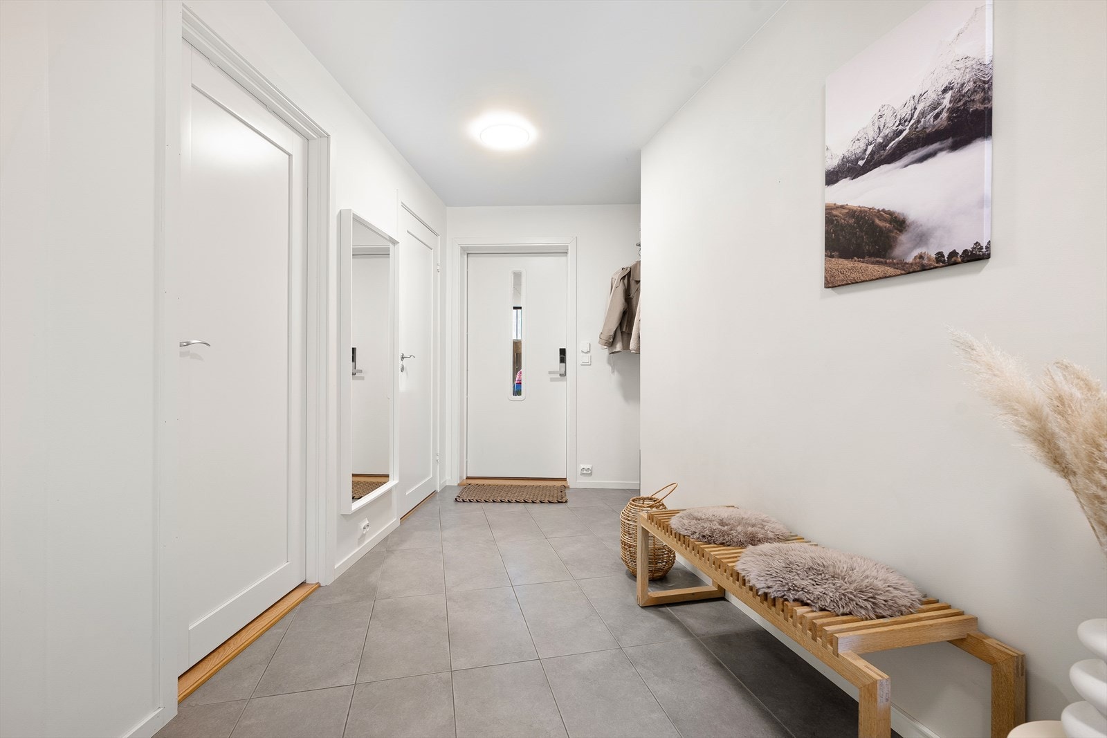Lys og innbydende entré med god plass til å henge fra seg yttertøy. Galleribilde