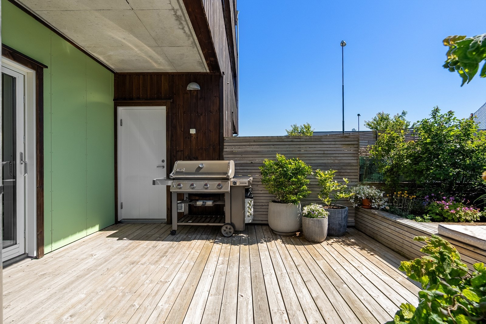 Fra allrommet har man direkte tilkomst til pent opparbeidet uteområde med terrasse, gressplen og rikelig beplantning. Utvendig bod som egner seg ypperlig for oppbevaring av puter til utemøbler. Galleribilde