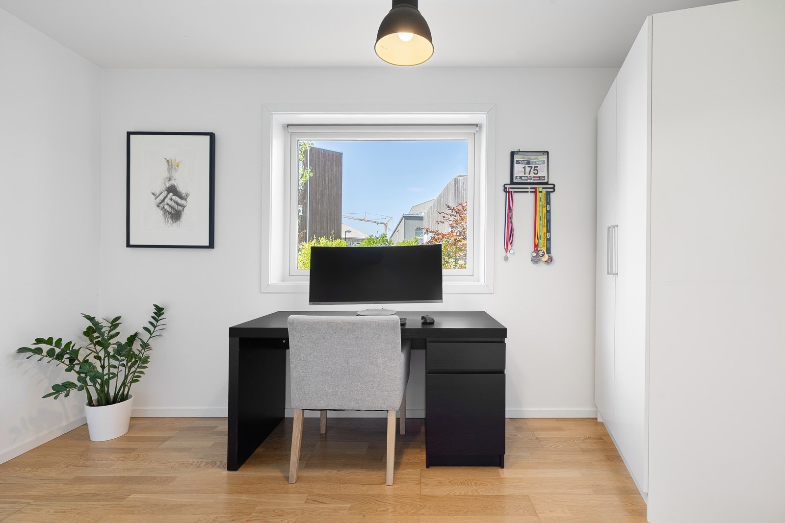 Soverommet kan innredes med både dobbeltseng og garderobeløsning. Stor vindusflate som gir soverommet et luftig preg. Galleribilde