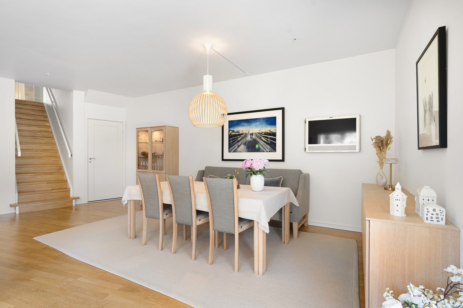 Parkett på gulv, tidløse fargevalg og listefri utførelse til himling er gjennomgående i store deler av boligen. Galleribilde