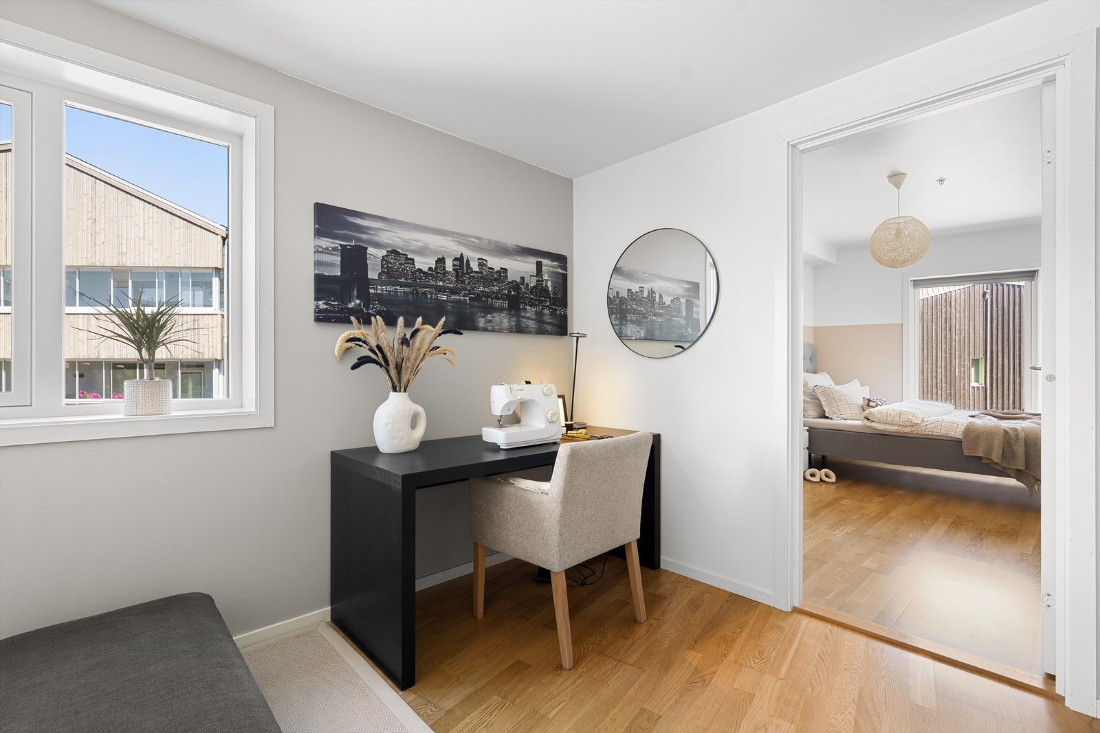 Store vindusflater som slipper inn rikelig med naturlig lys og bidrar til å skape en god romfølelse. Tidsriktig fargevalg på vegg. Galleribilde