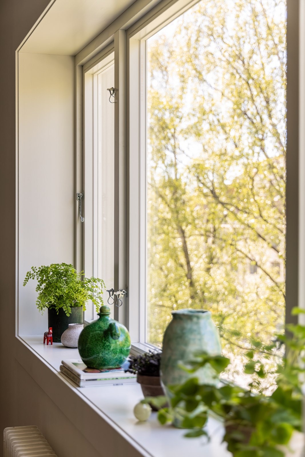 Hyggelig vinduspost med dype karmer. Vinduene er nye fra 2024 med god isolering. Galleribilde