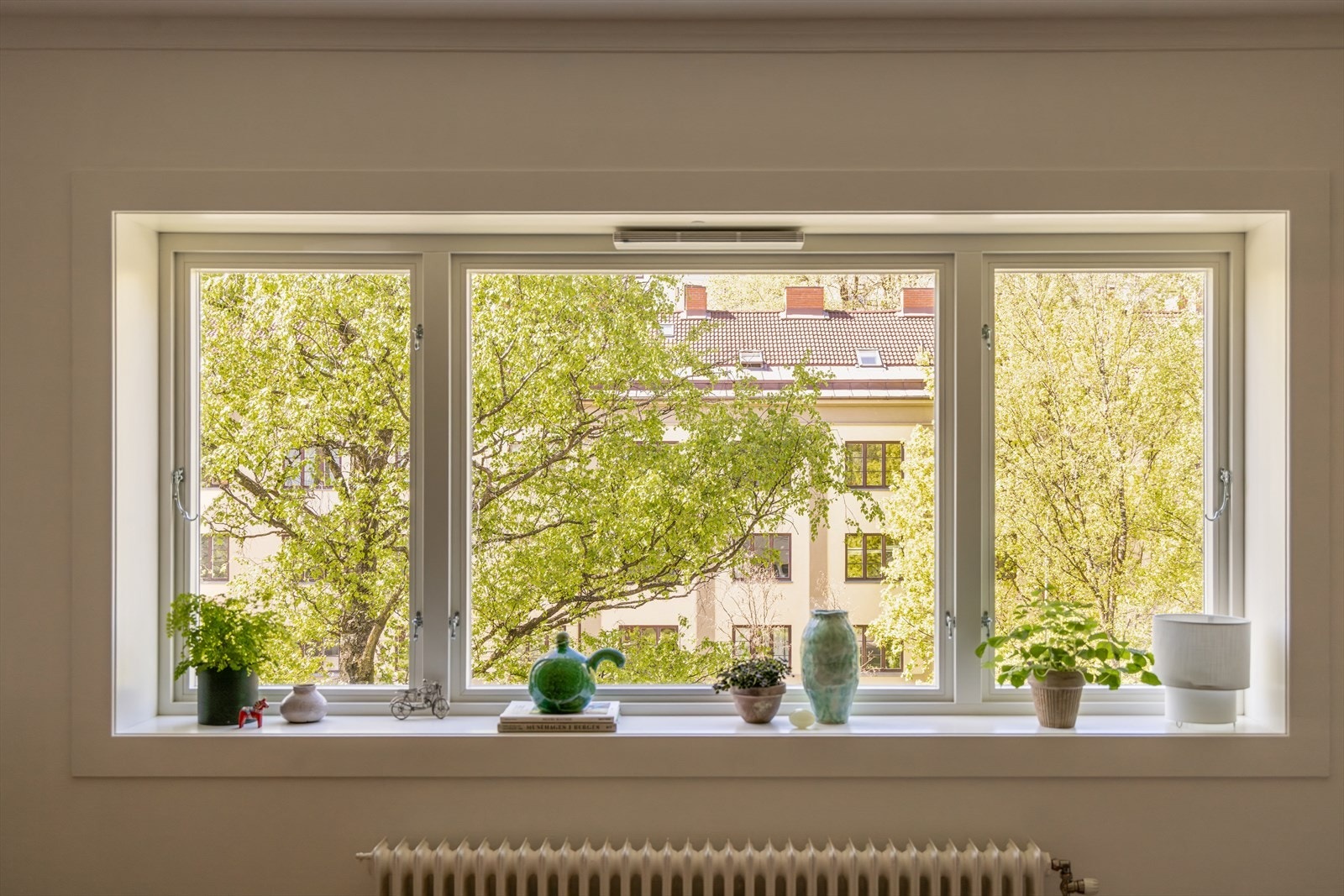 Fantastisk vindusrekke med hyggelig utsikt mot frodige bjørketrær som gir vakre årstidsskifter gjennom hele året og fungerer som en grønn "gardin" i stuen i sommerhalvåret. Galleribilde