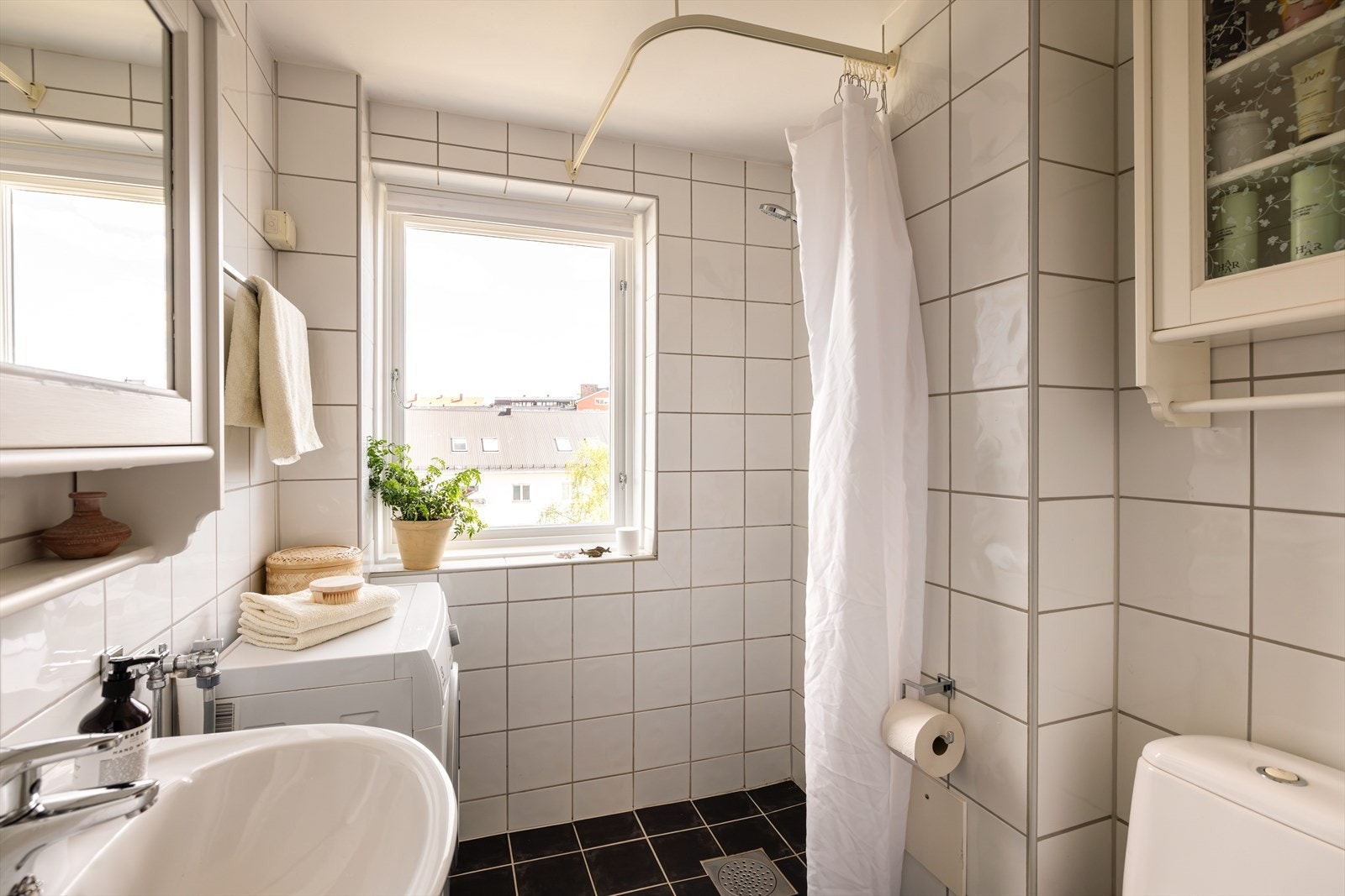 Pent og flislagt baderom oppusset i regi av borettslaget i 2006, med nyere stålsluk og gråhvit banemembran (utførelse ukjent). Galleribilde