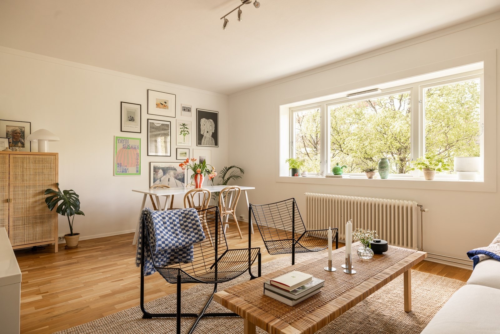 Stuen oppleves lys og luftig, med god takhøyde og en stor vindusrekke som slipper inn rikelig med naturlig lys. Galleribilde