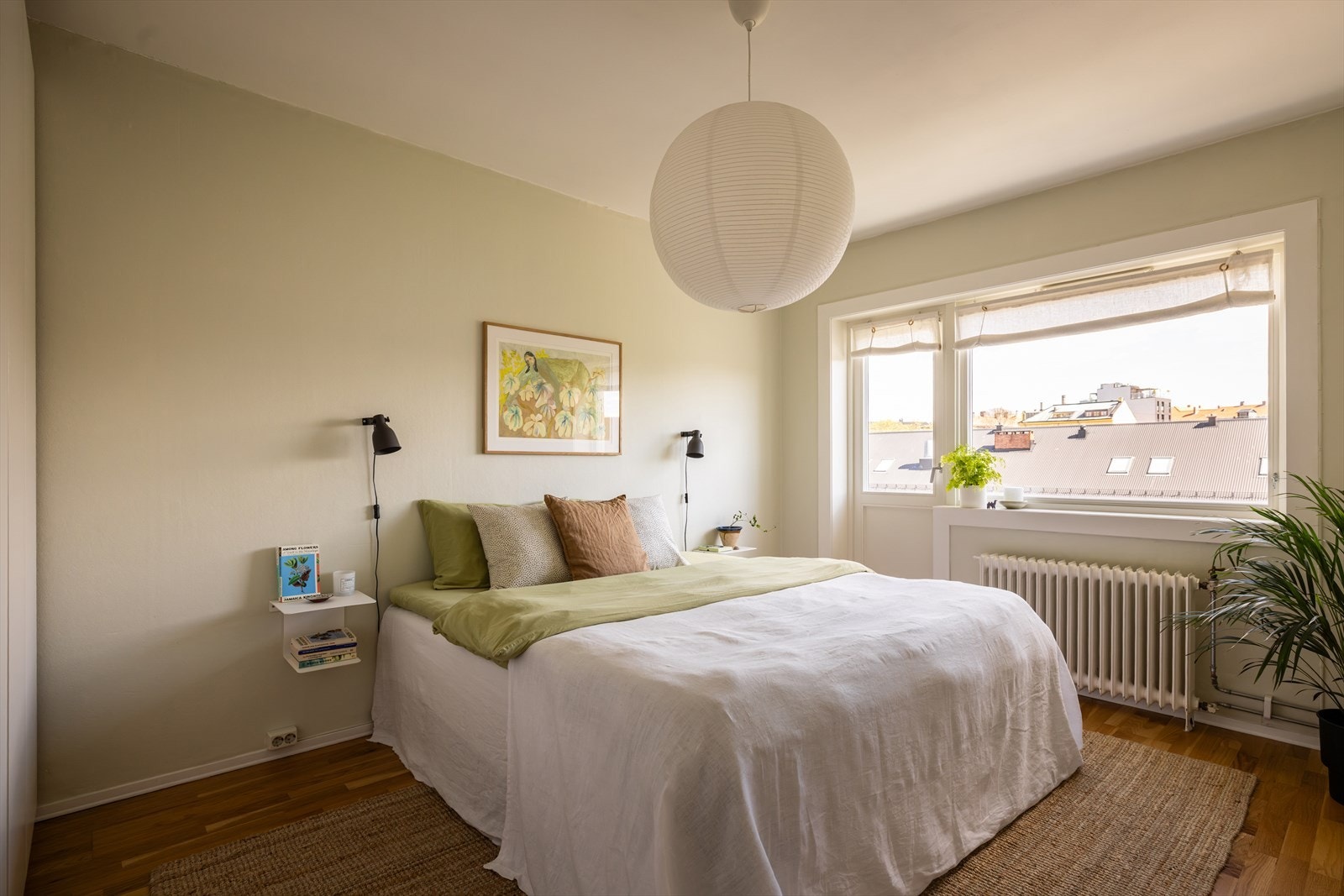 Soverommet er et lyst, luftig og svalt rom og vender inn mot rolig bakgård! Rommet har en god størrelse med god plass til dobbeltseng og nattbord på hver side. Galleribilde