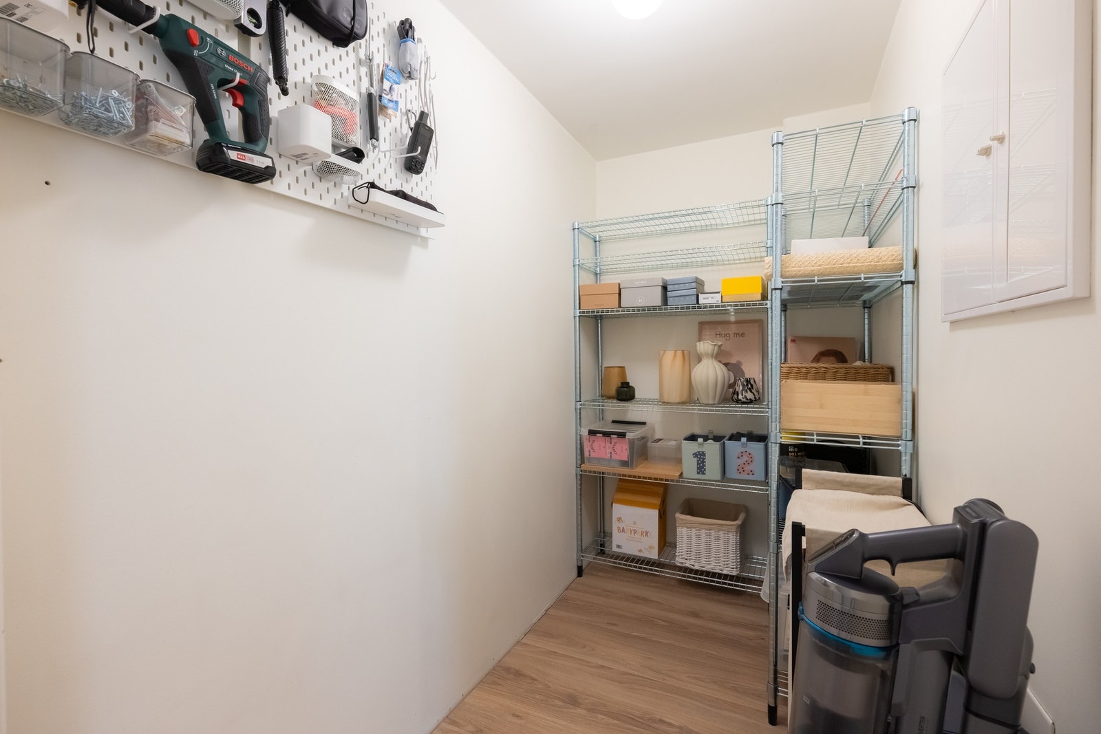 I tilknytning til entreen er det en praktisk innvendig bod med gode lagringsmuligheter. For ytterligere lagringsplass medfølger også en kjellerbod på ca. 6 kvm. Galleribilde