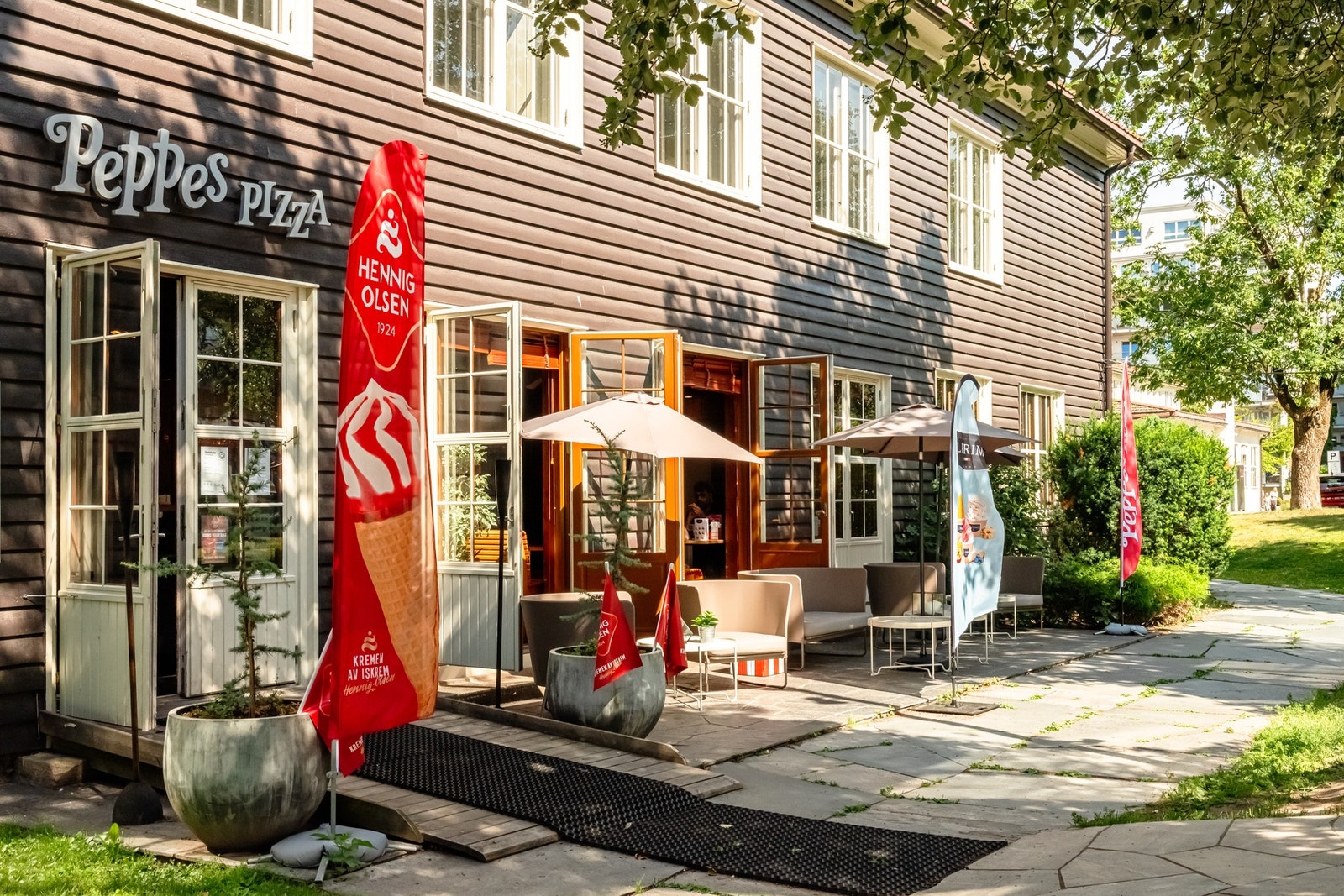 Det er et godt utvalg av flere restaurant- og take away-tilbud i umiddelbar nærhet. Dominos Pizza, Sanjay's, Tiffany's, Umai Sushi, Peppes Pizza, Noa og Fryd gastropub. Galleribilde