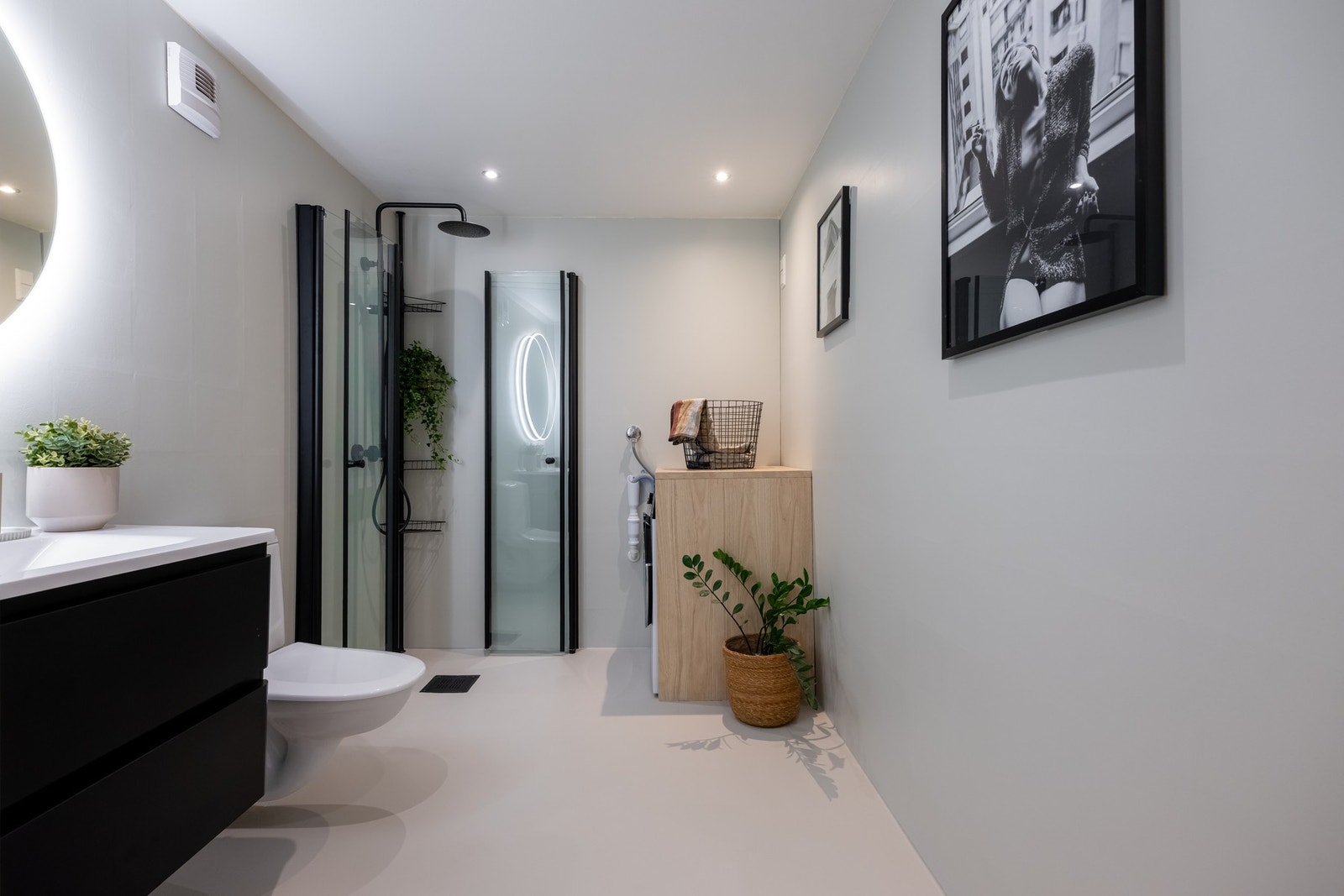 Lyst og delikat bad fra 2012 med varme i gulvet og downlights i himlingen. Badet ble i 2022 oppgradert med nye slette overflater på gulv og vegger, samt ny innredning og speil. Galleribilde