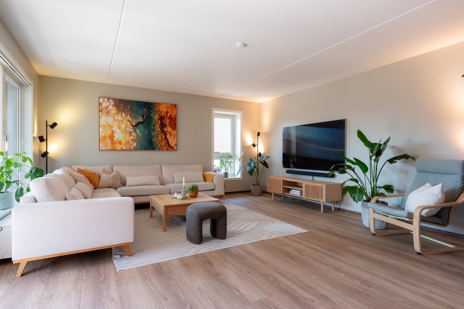 Stuen er lys og romslig med god plass til sofa samt tilhørende møblement. Galleribilde