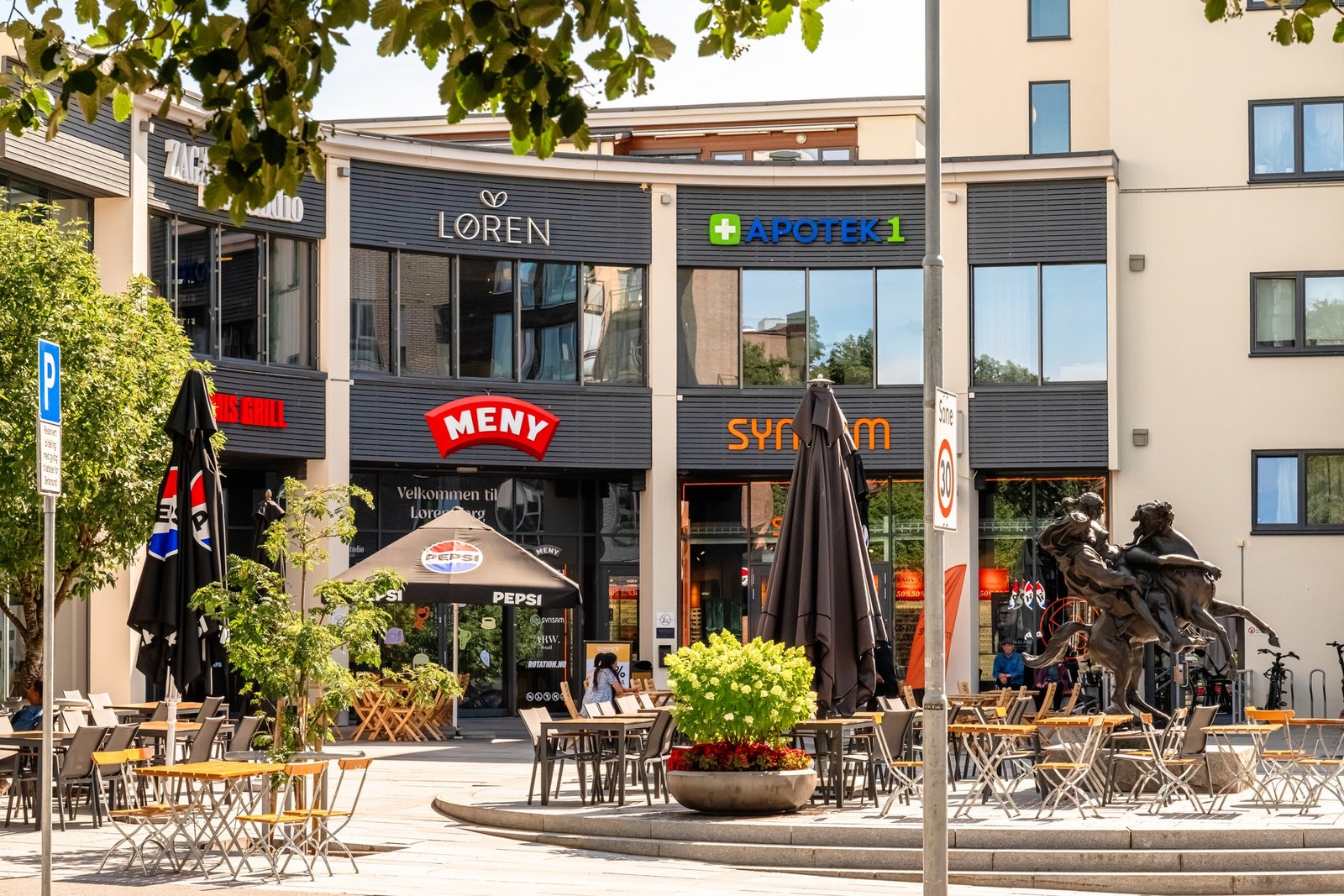 Her bor du med umiddelbar nærhett il Løren Torg med blant annet Meny, apotek og flere gode spisesteder. Galleribilde