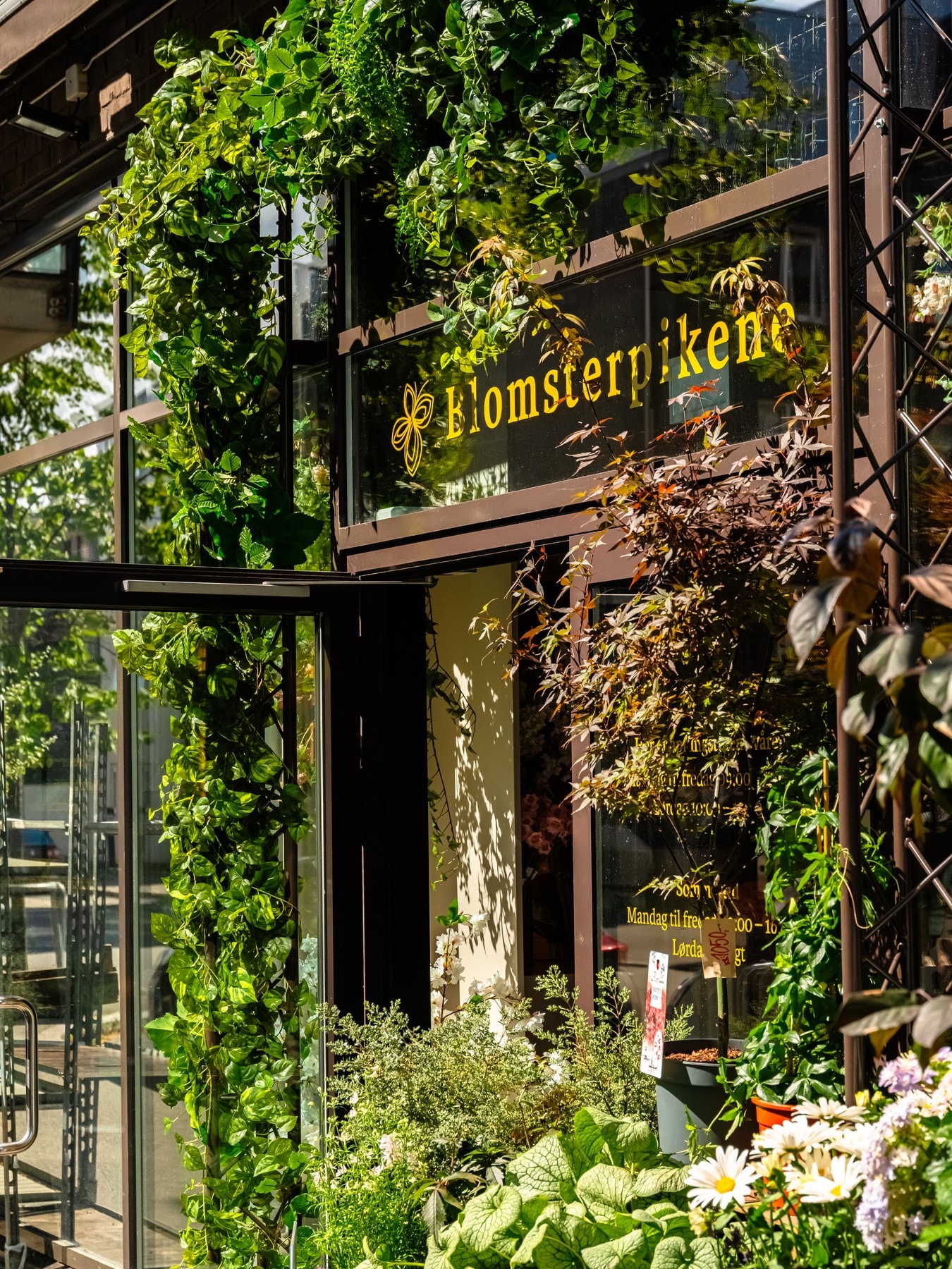 Blomsterpikene byr på et rikt utvalg av flotte blomster og planter. Galleribilde