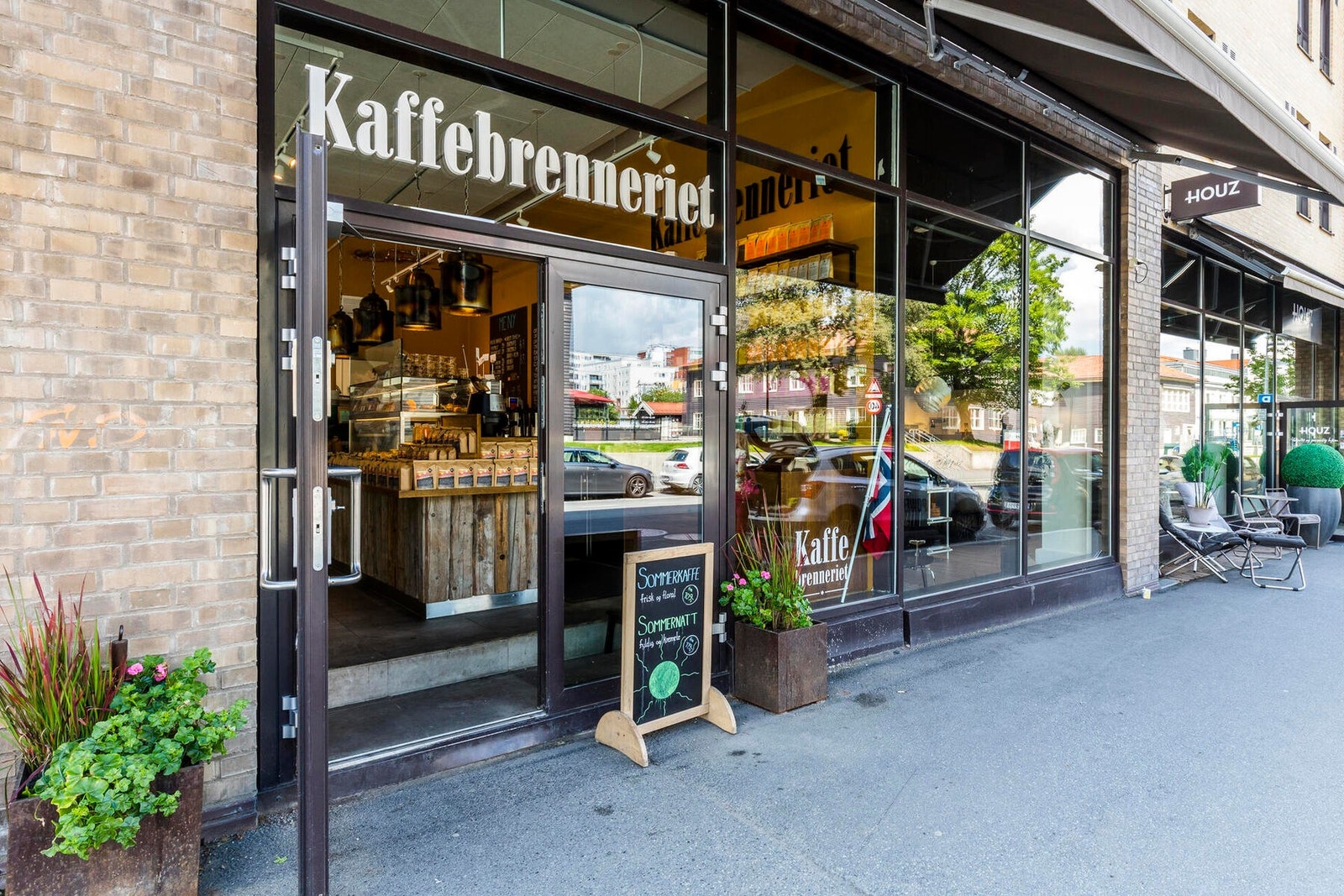 For en hyggelig kopp kaffe er Kaffebrenneriet plassert i samme bygg som leiligheten. Baker Norby og Baker Hansen er også populære kafeer i nærområdet, samt Samson på Vinslottet. Galleribilde
