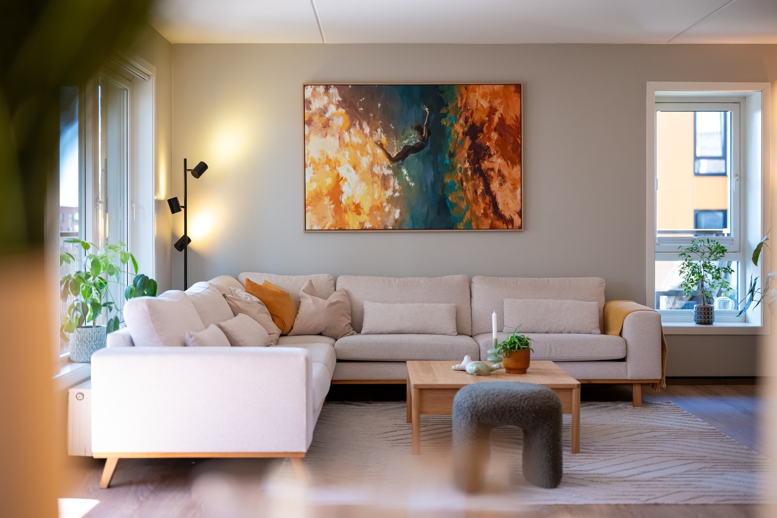 Da dette er en hjørneleilighet vil man ha fordelen av vinduer på to sider som gir rikelig med naturlig lysinnslipp i stuen. Galleribilde