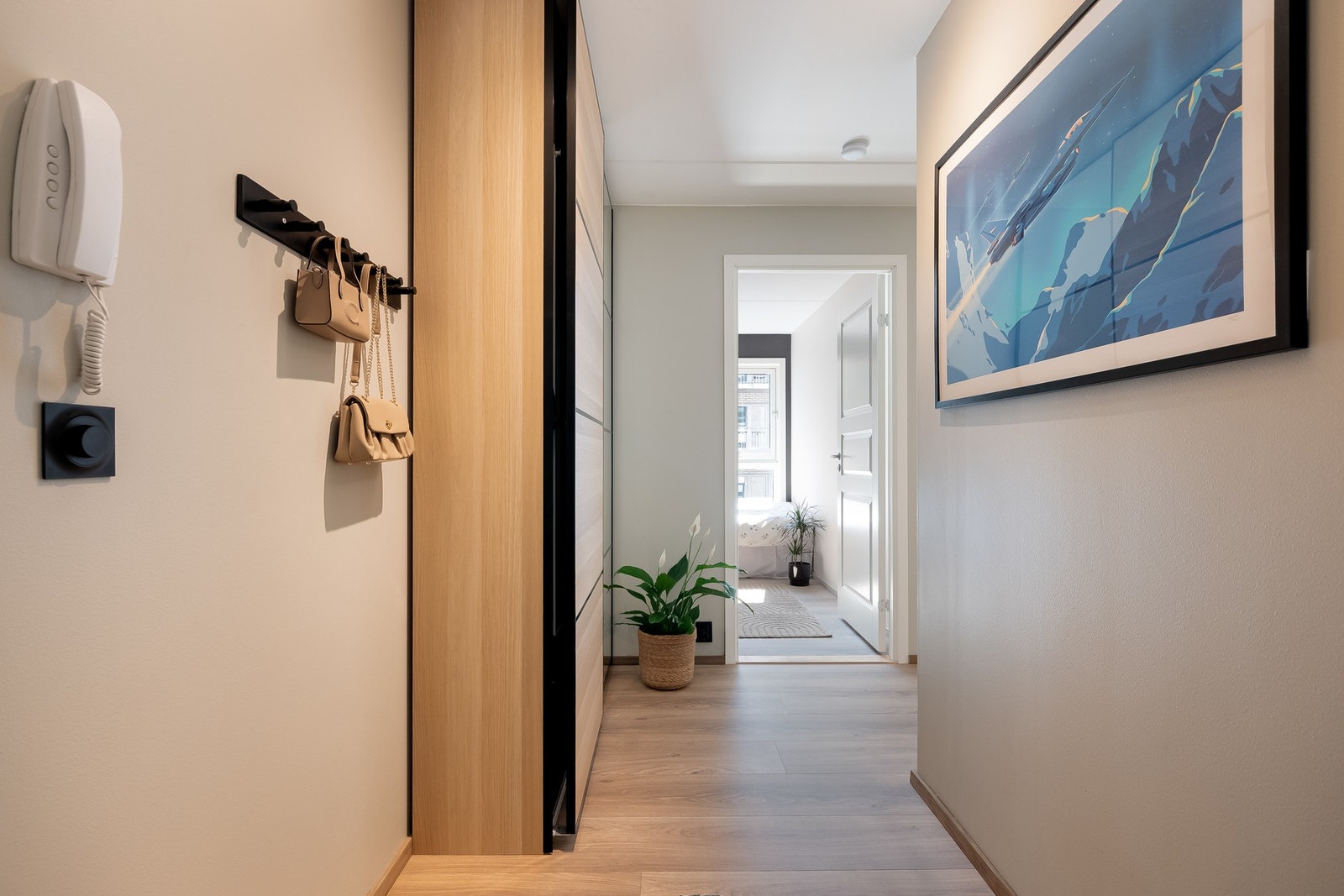 Her er det en skyvedørsgarderobe med god plass til yttertøy. Galleribilde