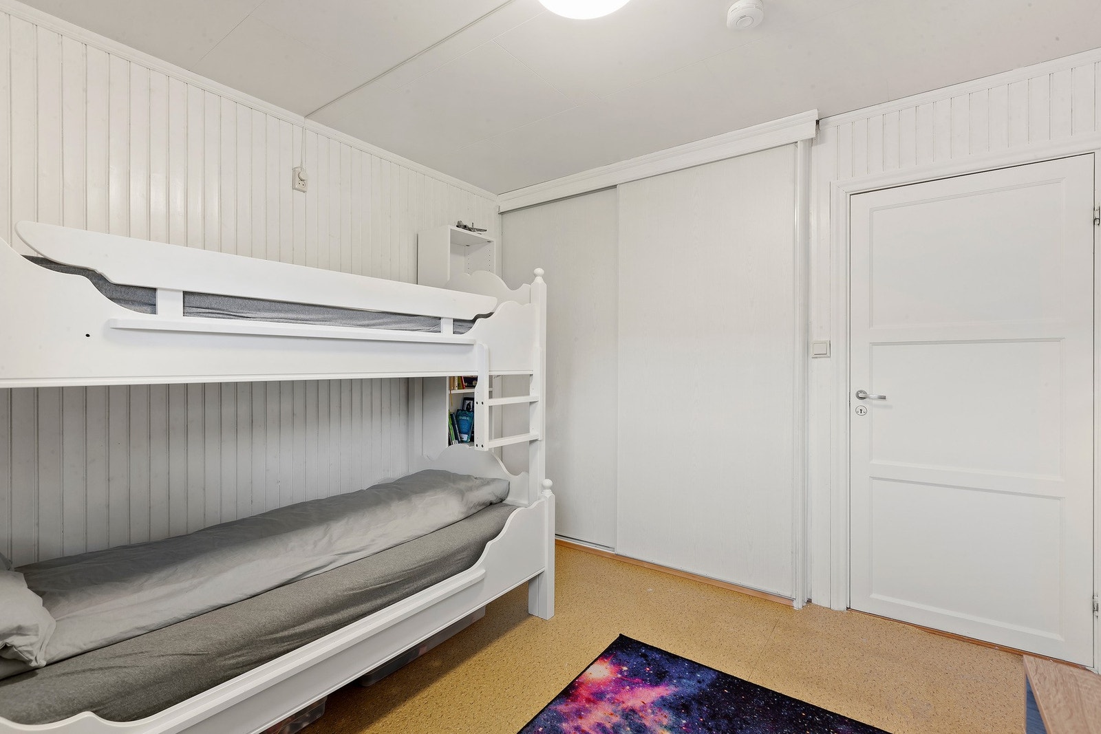 Soverommet har plassbygget skyvedørsgarderobe som gir god og praktisk oppbevaring. Galleribilde