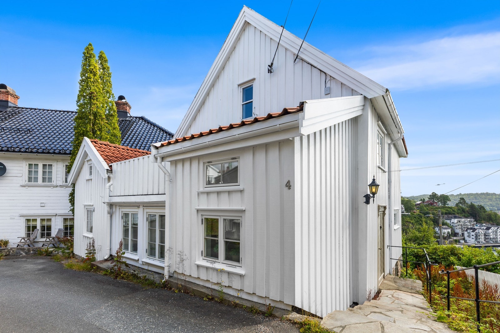 Eneboligen har en klassisk sørlandsstil med hvitmalt trepanel. Tilbygg er fra rundt 2001. Galleribilde