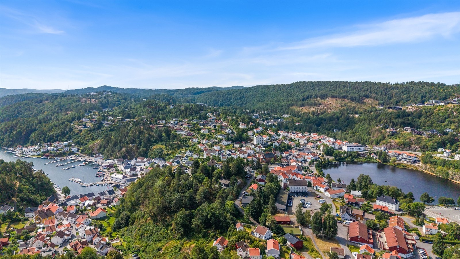 Området byr på en fin blanding av byliv og natur. Galleribilde