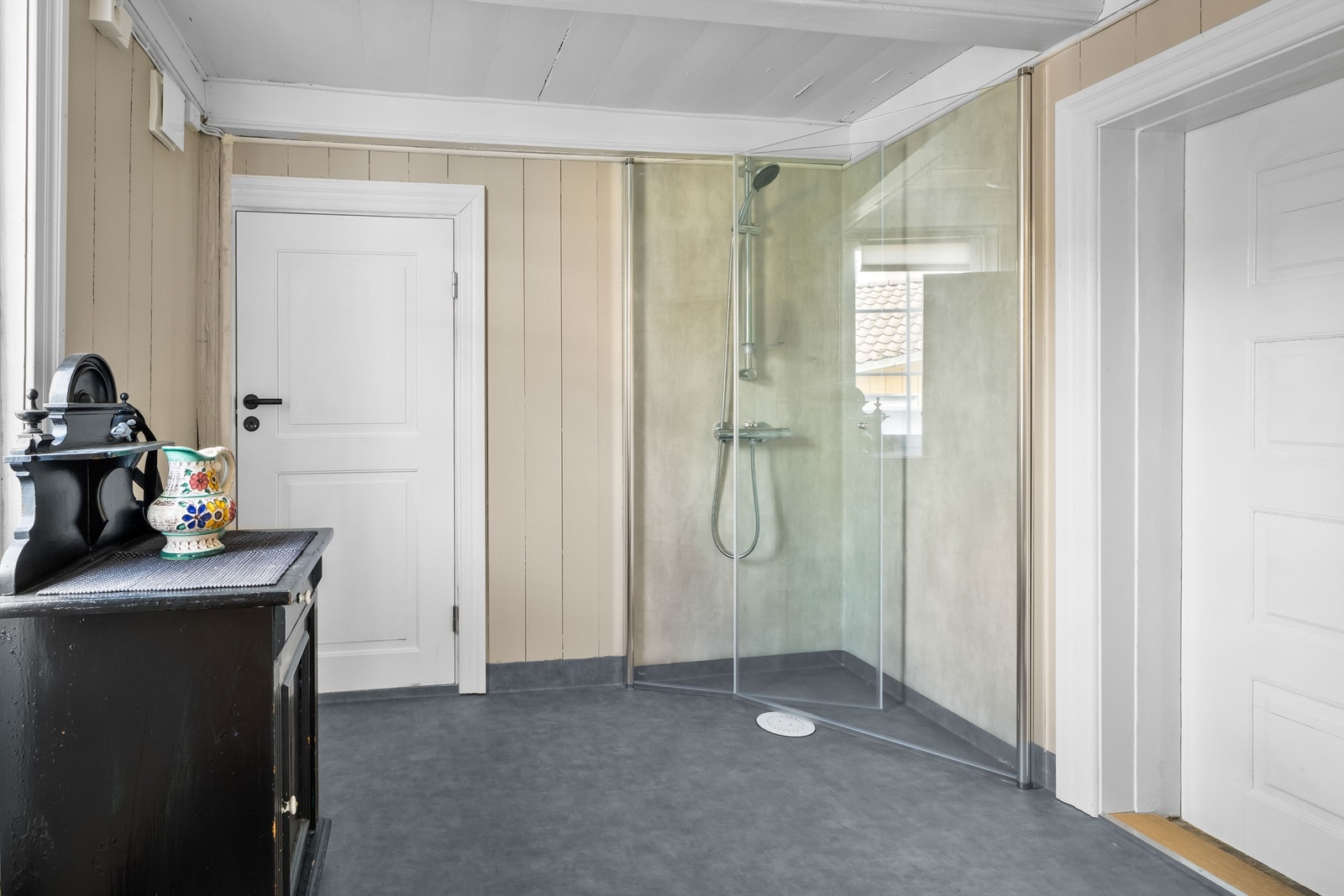 Badet i andre etasje har dusjhjørne med glassvegger. Badet ble oppgradert i 2024. Galleribilde