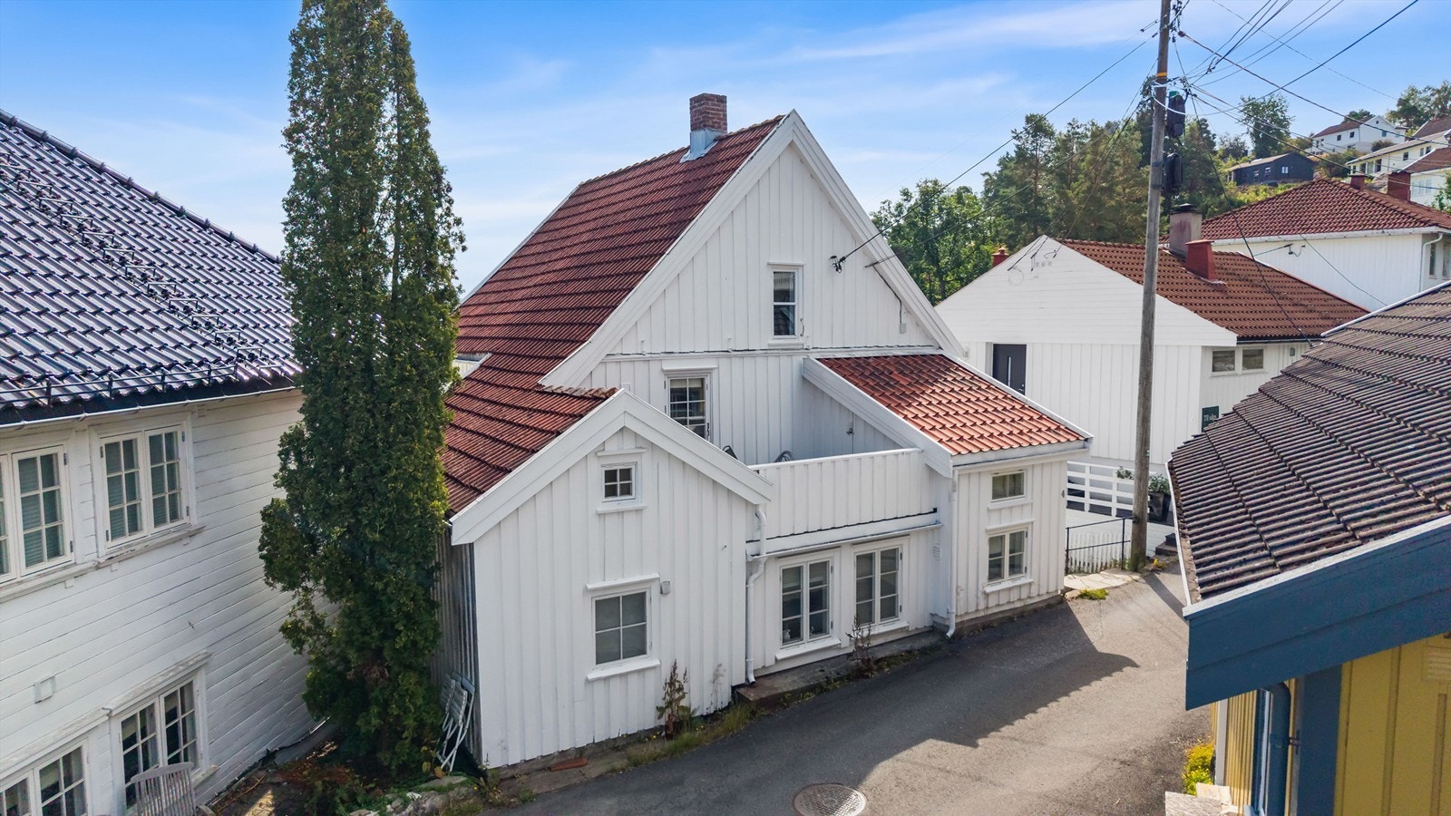 Boligen sett fra en høyere vinkel, som viser takflater og plassering. Galleribilde