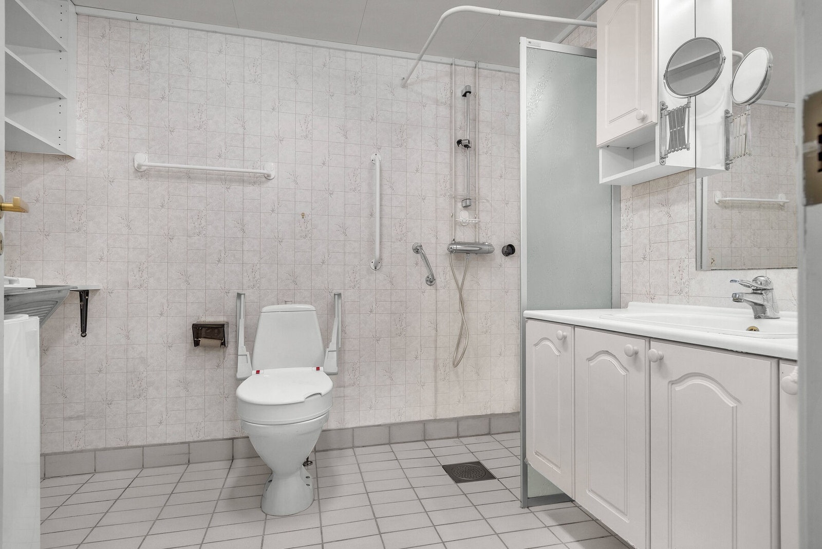 Badet har flislagt gulv med elektriske varmekabler for økt komfort. Galleribilde