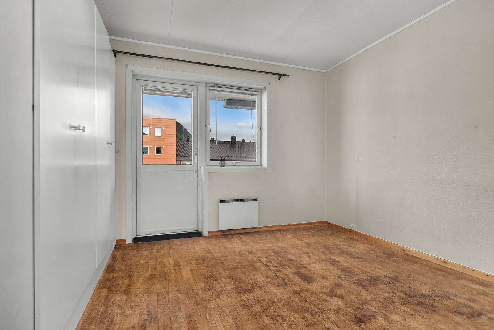 Det ene soverommet har direkte utgang til balkongen. Galleribilde