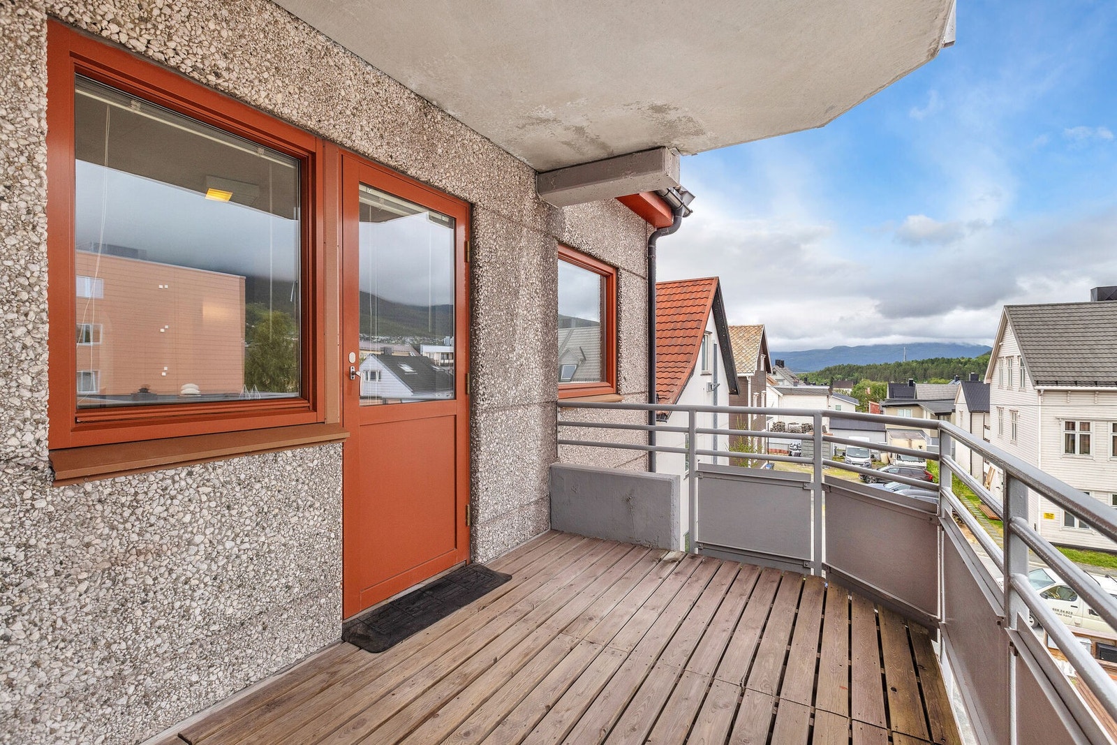 Utgang til balkongen fra ett av soverommene. Galleribilde