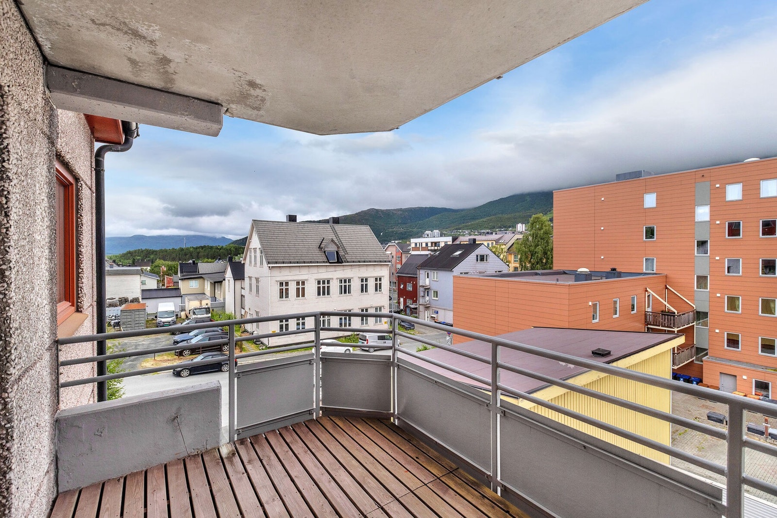 Leiligheten har en gjennomgående planløsning med to soverom og en åpen stue- og kjøkkenløsning. Galleribilde