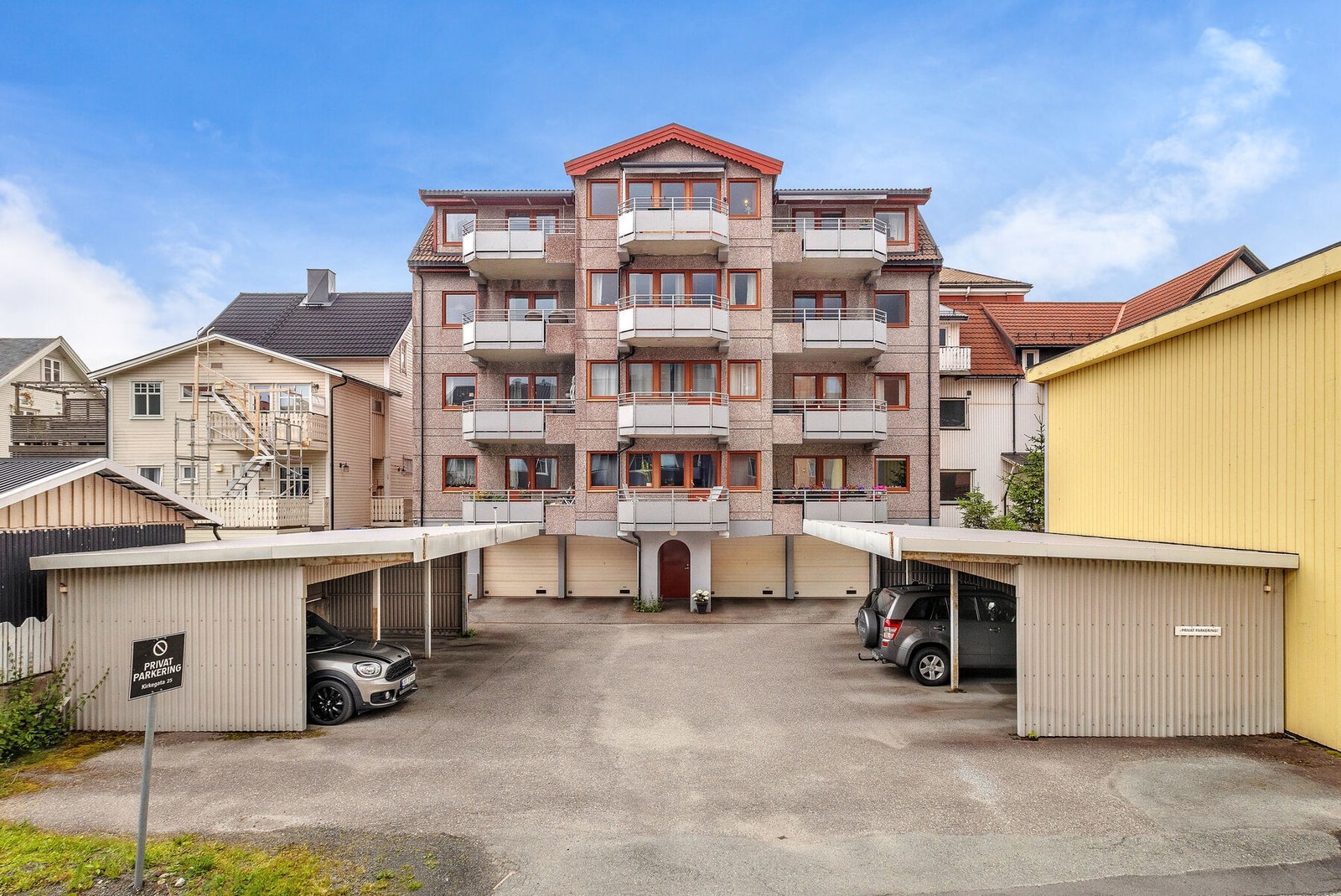 Sameiet har parkeringsplasser med mulighet for garasje eller carport etter ansiennitet. Galleribilde