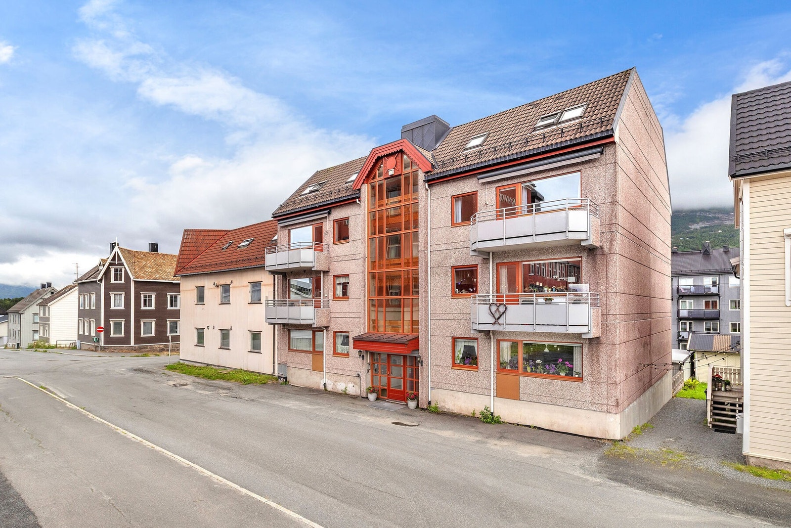 Bygget er fra 1990 og har yttervegger av vedlikeholdsfrie betongelementer. Galleribilde