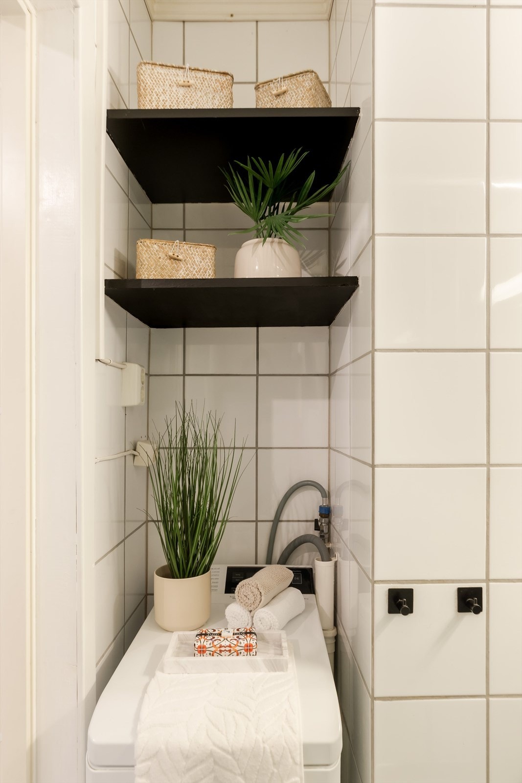 Man har samt opplegg for vaskemaskin på badet. Galleribilde