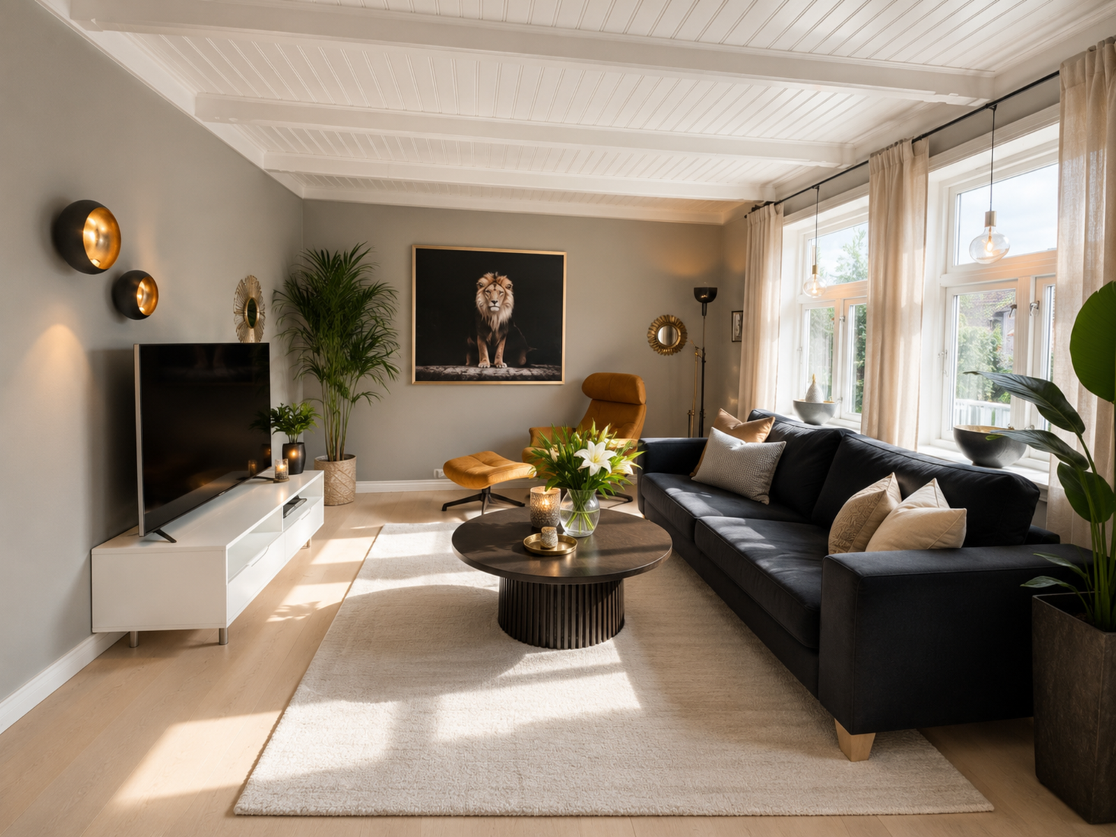 Fin stue med store vindusflater mot sør. Merk at enkelte bilder i annonsen er lyssatt ved hjelp av KI og/eller møblert ved hjelp av KI. Enkelte avvik av mindre karakter kan forekomme. Galleribilde