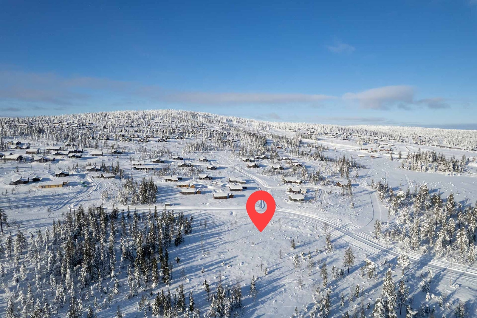 Dronefoto med tomtens ca plassering markert Galleribilde
