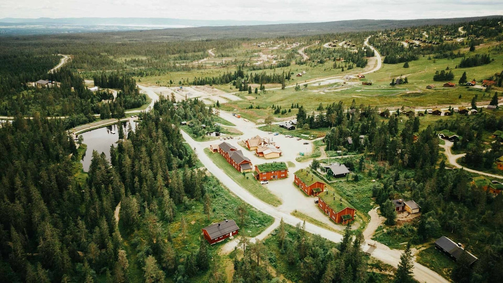 Dronefoto over Budor gjestegård og Koiedalen Galleribilde