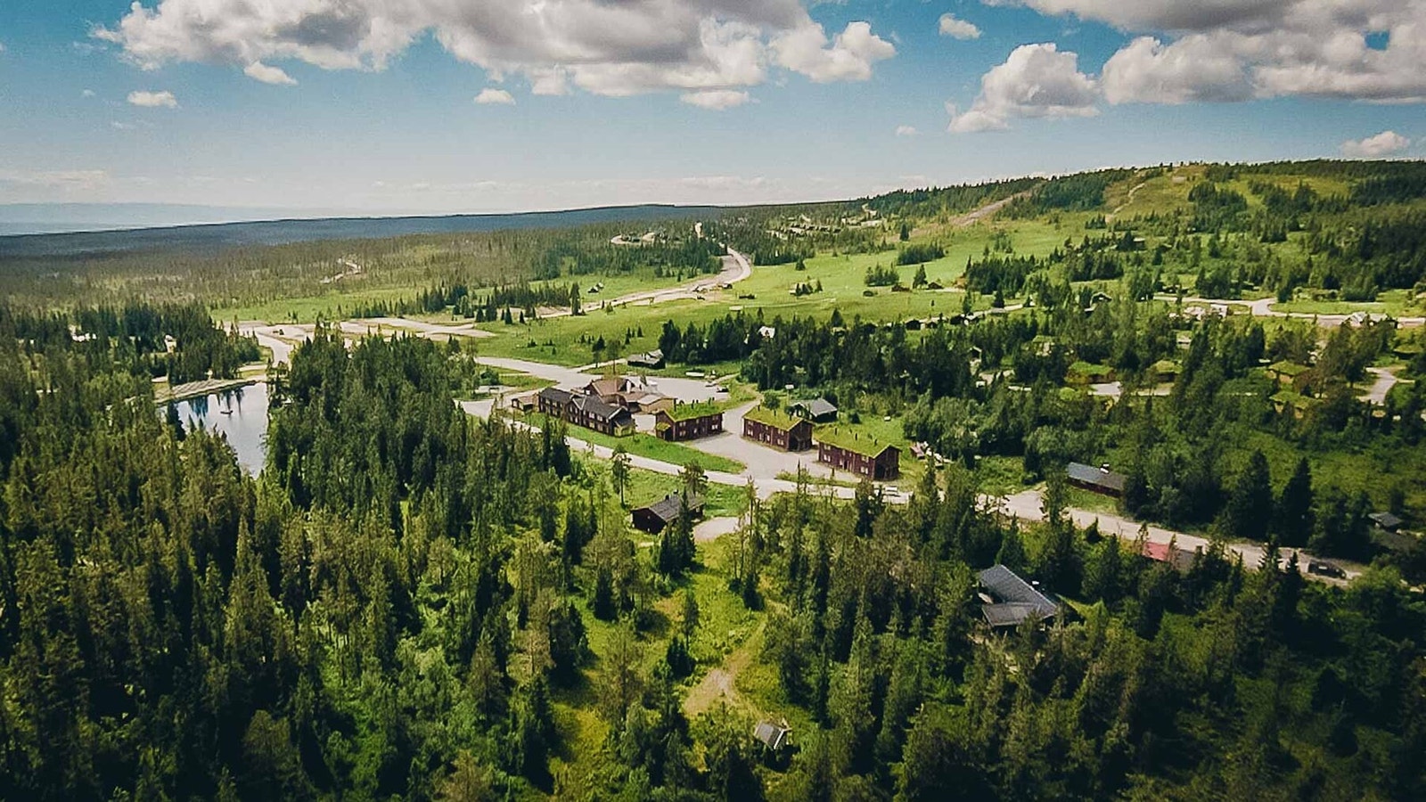 Dronefoto over Budor gjestegård og Koiedalen Galleribilde