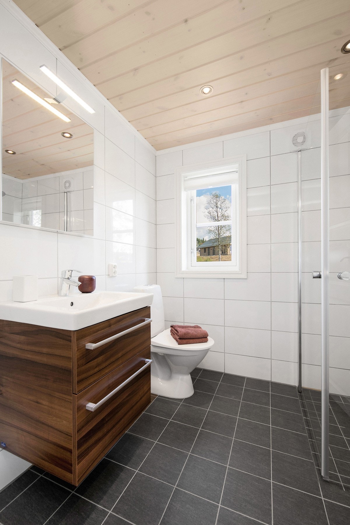 Baderom leveres med flistlagte vegger og gulv. Foto fra bad i Mjuken modell. Galleribilde