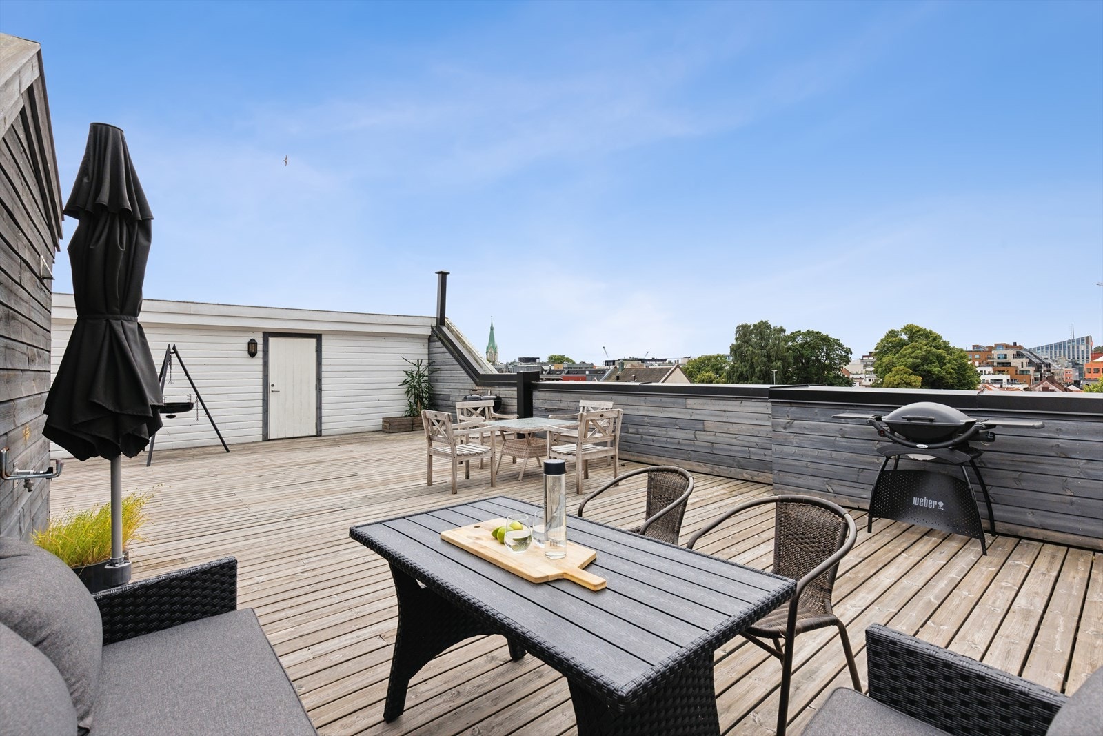 Borettslaget har en stor, felles takterrasse med utemøbler og gode utsiktsforhold. Galleribilde