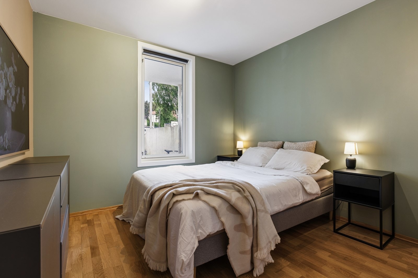 Hovedsoverom med plass til dobbeltseng og møblement. Galleribilde