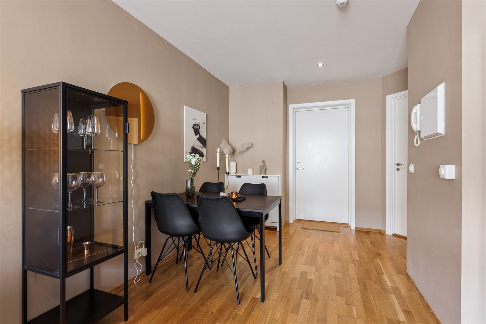God plass til spisebord i tilknytning til stuen. Galleribilde