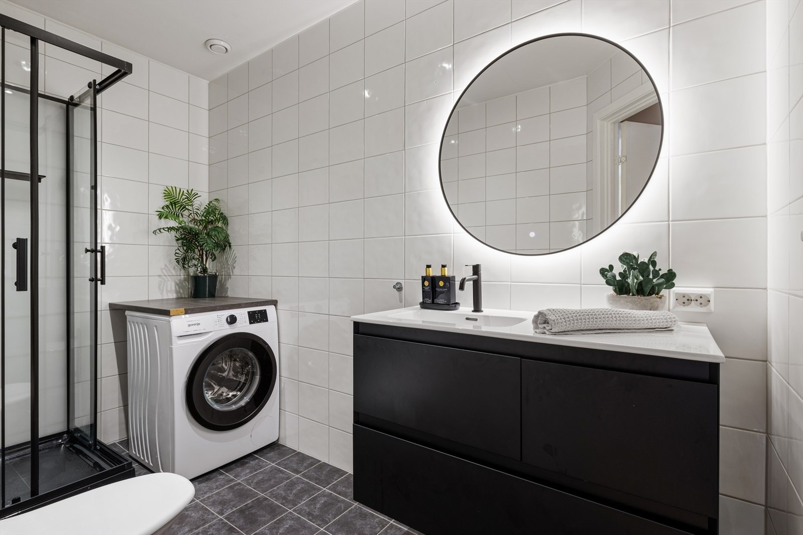 Badet er oppgradert med nyere innredning i tidsriktig farge og dusjkabinett med svart ramme og glassdører. Galleribilde