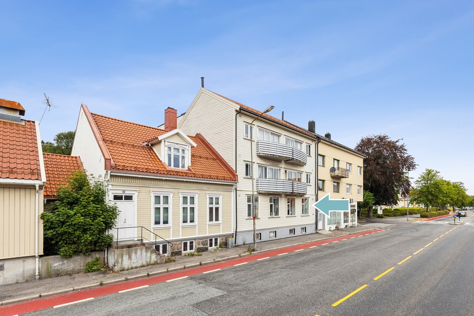 Sentral beliggenhet med kun 2 minutters gange til nærmeste busstopp ved Fylkeshuset. Galleribilde