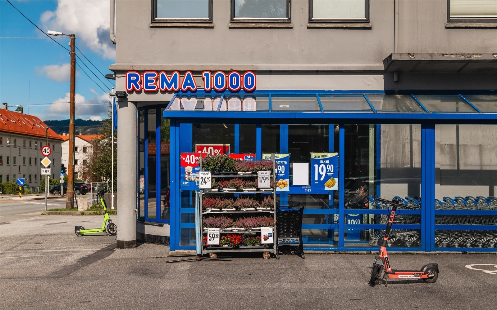 Når hverdagsinnkjøpene skal gjøres, har du flere gode alternativer i umiddelbar nærhet. Nærmest ligger Extra bak Landåstorget, alternativt Rema 1000 Landås (med PostNord), ca. 300 meter unna. Galleribilde