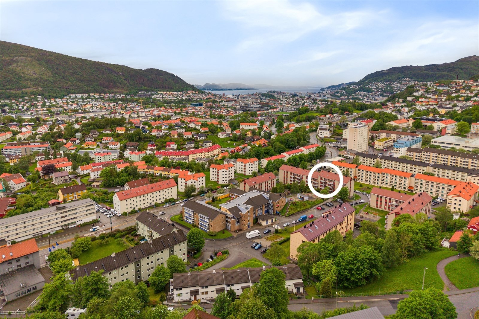 Her bor du meget sentralt og praktisk med kort vei til bl.a. Sletten Senter/bybane, Brann Stadion og Haukeland Sykehus. Fra Nattlandsveien går det hyppige bussavganger store deler av døgnet, og du kommer deg enkelt til sentrum på omtrent 15 minutter. Galleribilde