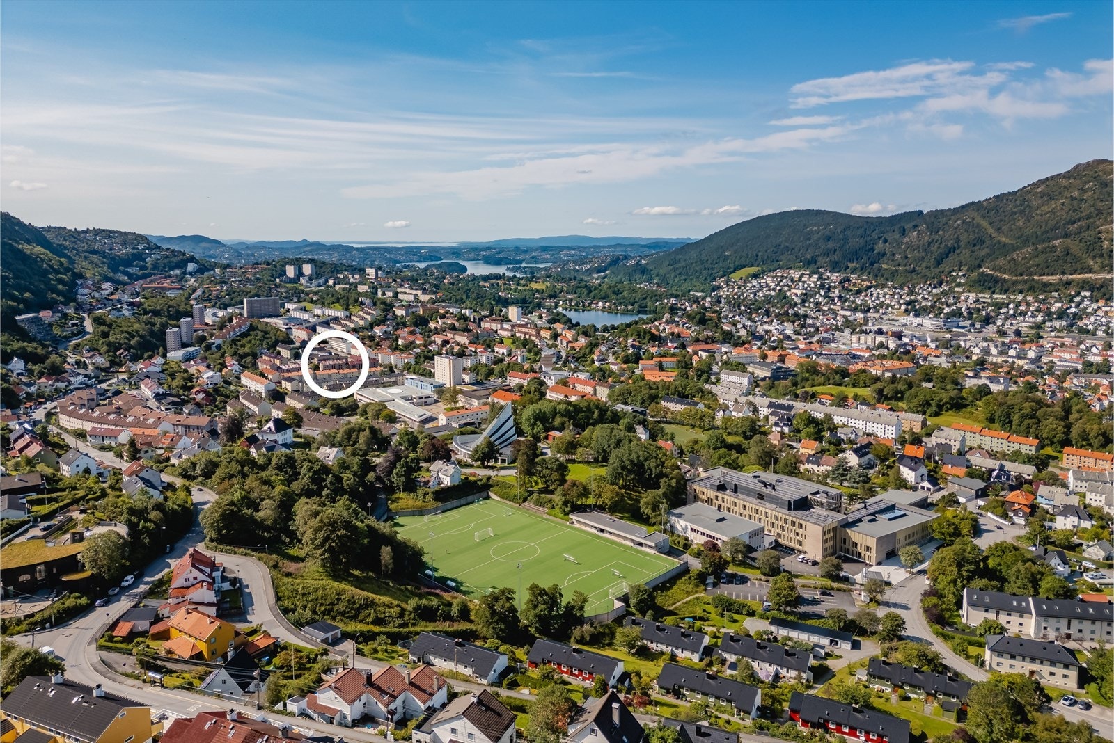 Landås er et veletablert og attraktivt område med en fin blanding av unge og eldre beboere, et sted hvor det er lett å trives. Velkommen til visning onsdag 12.august kl. 16:30 - 17:30. Galleribilde